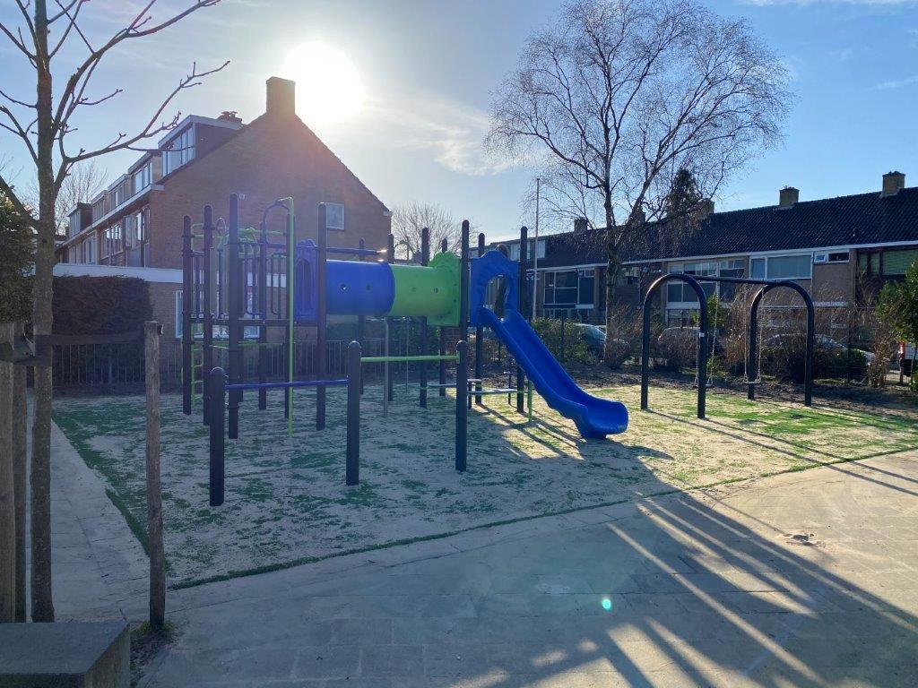 Nieuw combinatietoestel en schommel op schoolplein basisschool De Rietakker in De Bilt