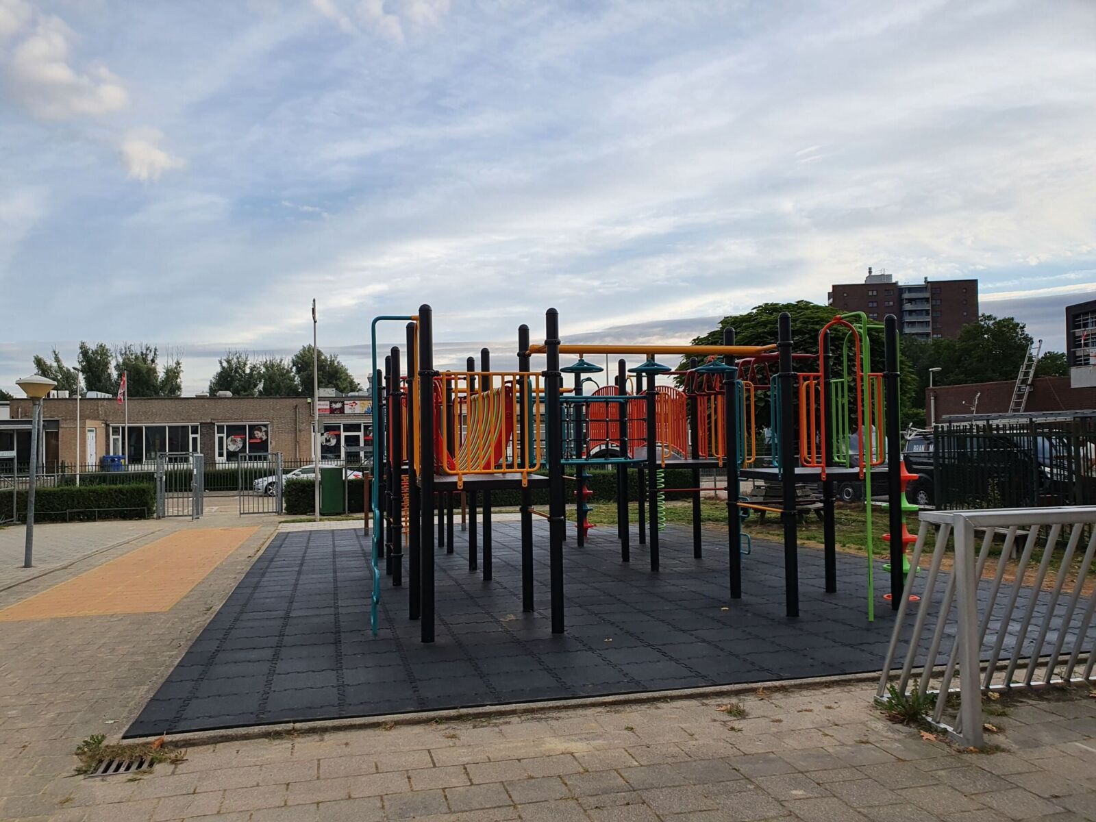 Combinatietoestel op schoolplein bij SBO De Griffel in Heerlen