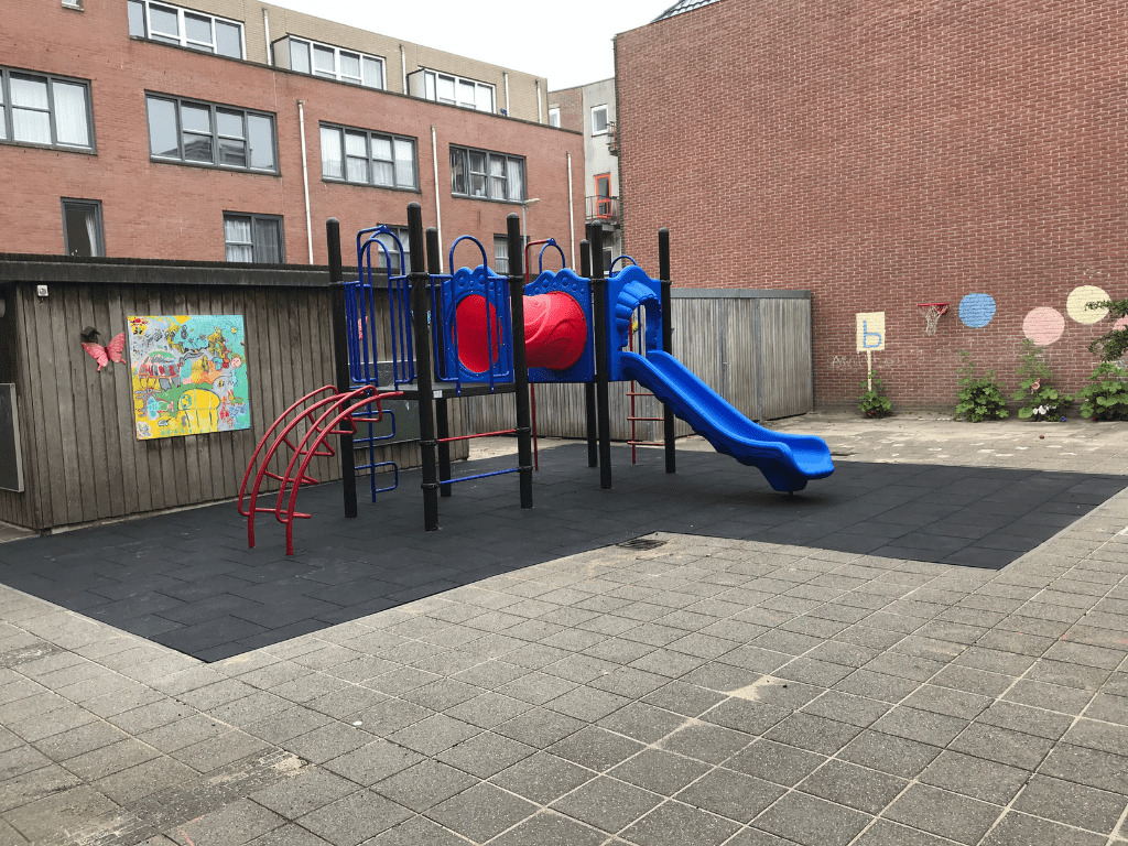 Klimtoestel op kleuterspeelplaats bij basisschool Mozaïek in Rotterdam