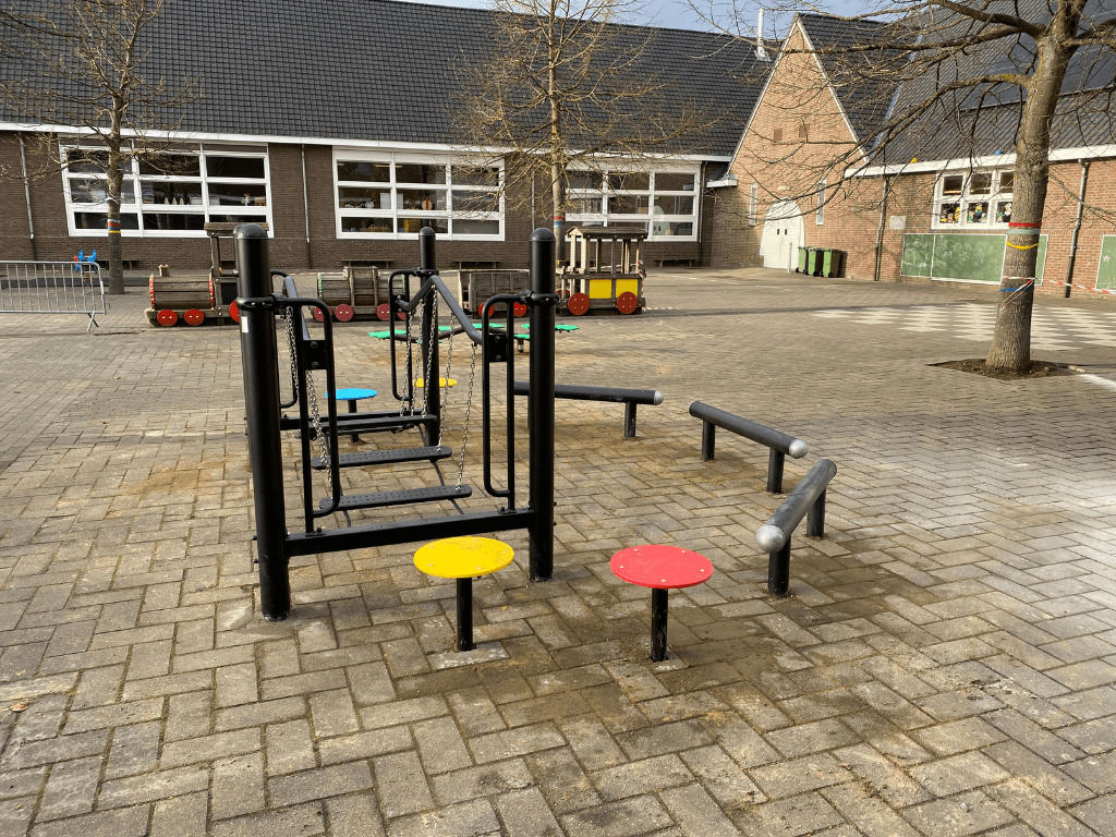 Balanceertoestel op schoolplein gemeentelijke basisschool Rekem in België