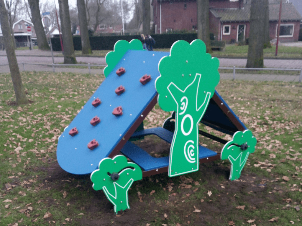 speelhuis met klimwand op speelplek Vrienzenveen gemeente Twenterand