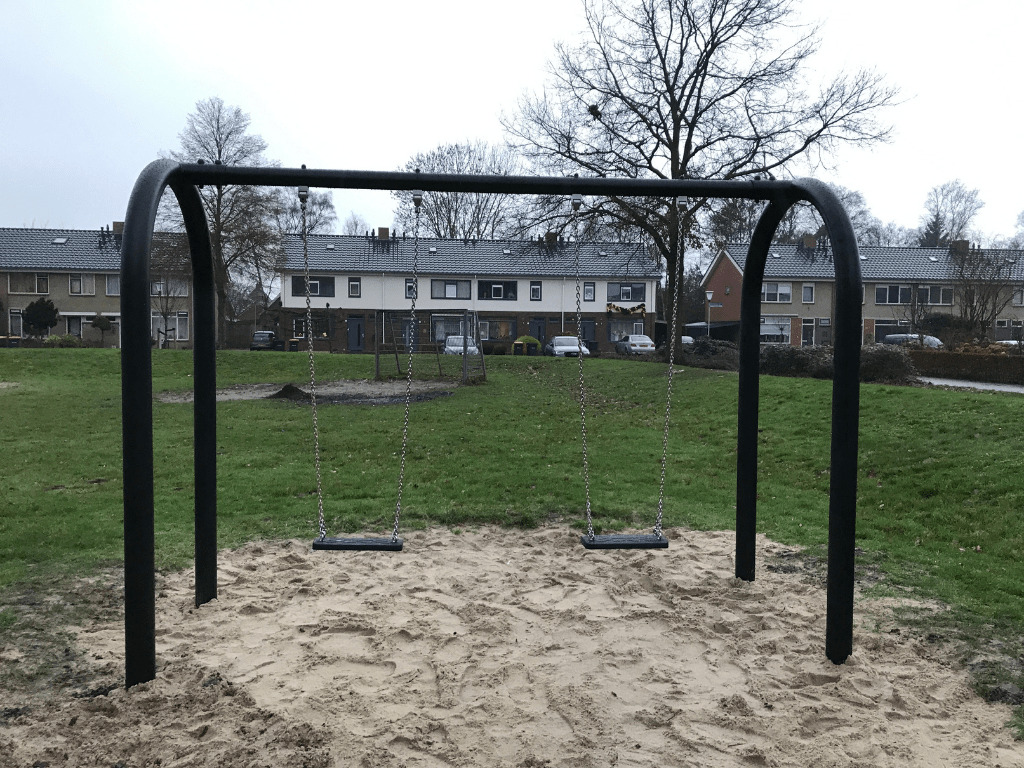 dubbele schommel met twee rubberzitjes op speelplek Vrienzenveen gemeente Twenterand