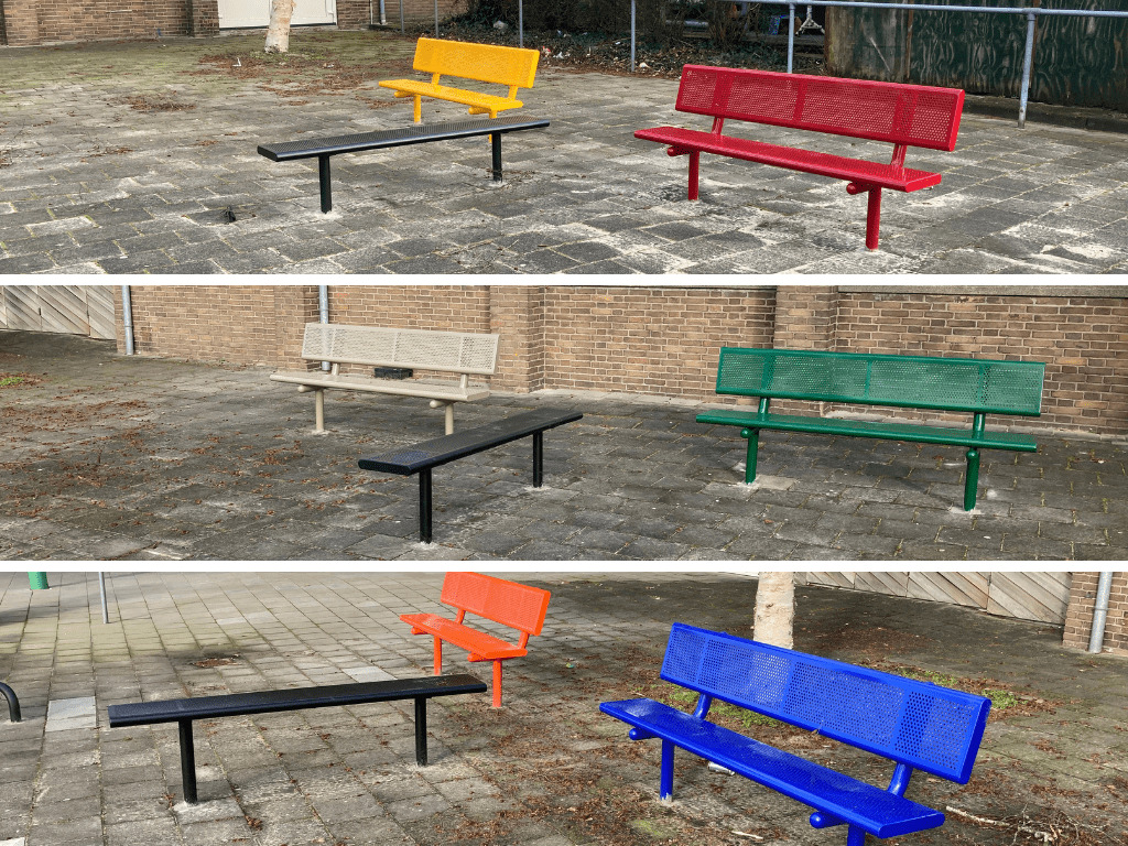 kleurige metalen zitbanken op schoolplein bij middelbare scholengemeenschap Triade in Edam