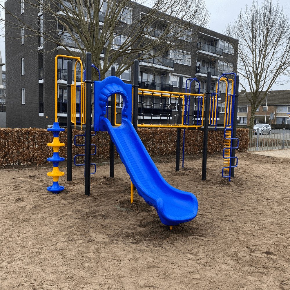 Metalen speeltoestel met kunststof glijbaan en touwenbrug op schoolplein van OBS De Vlindertuin in Dongen