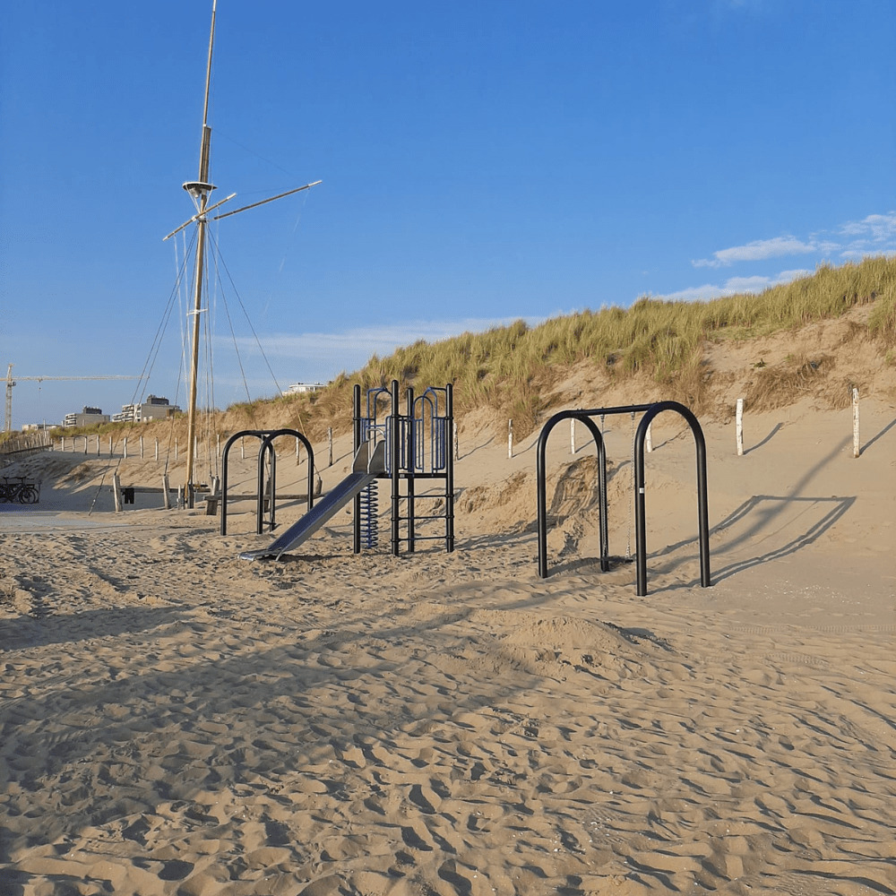 twee schommels en glijbaan op strand bij locatie Zeilvereniging Noordwijk