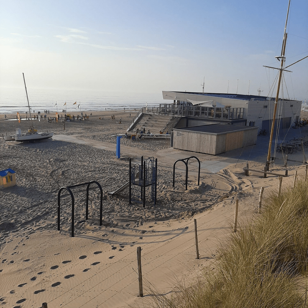 twee schommels en glijbaan op strand bij locatie Zeilvereniging Noordwijk