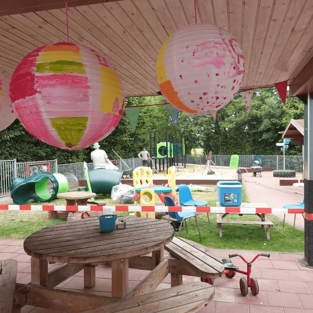 plaatsen vaneigen ontwerp speeltoestel bij kinderdagverblijf Bommel de Beer in Hengevelde