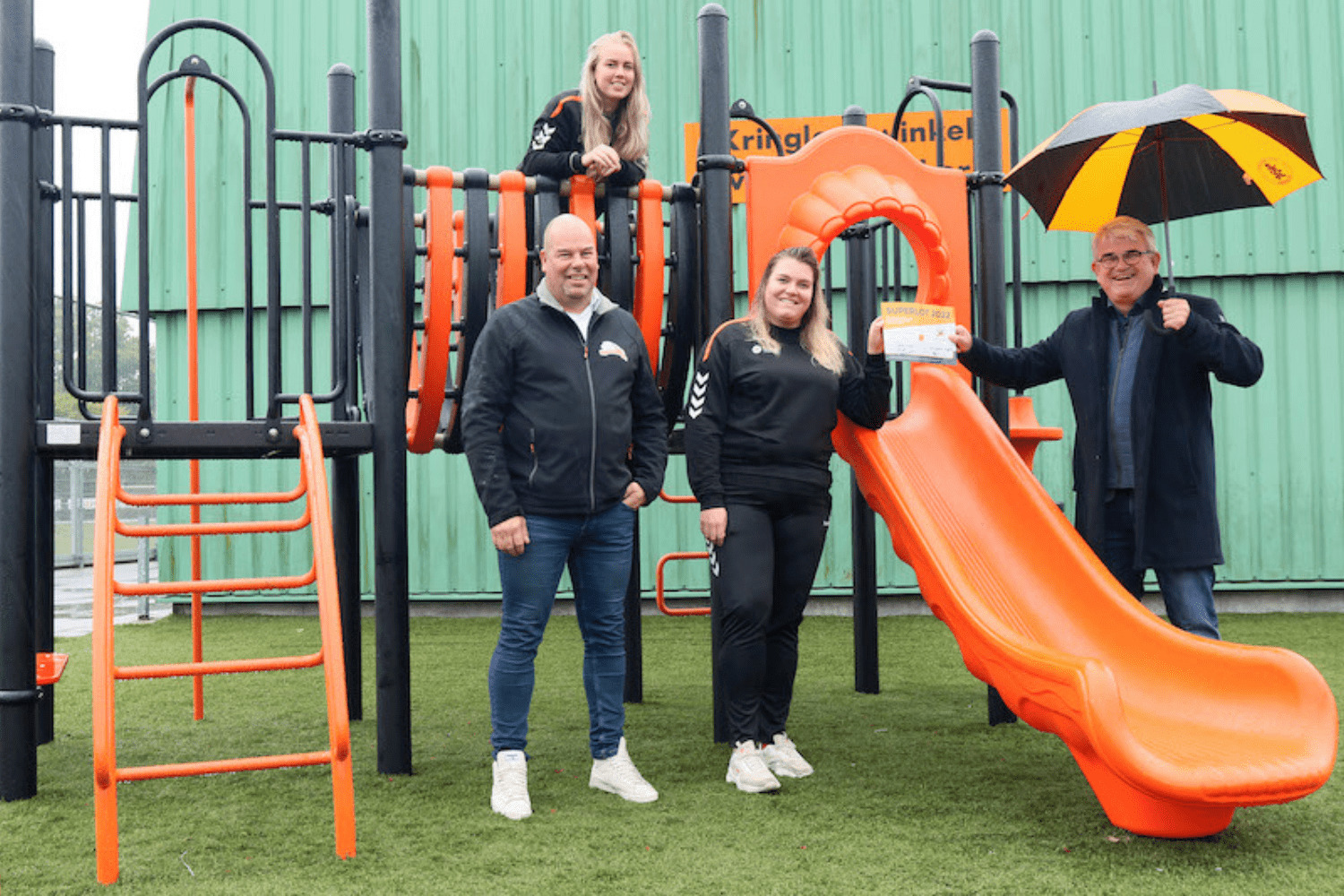 Supportersvereniging Sparta Nijkerk bij eigen ontwerp speeltoestel in clubkleuren