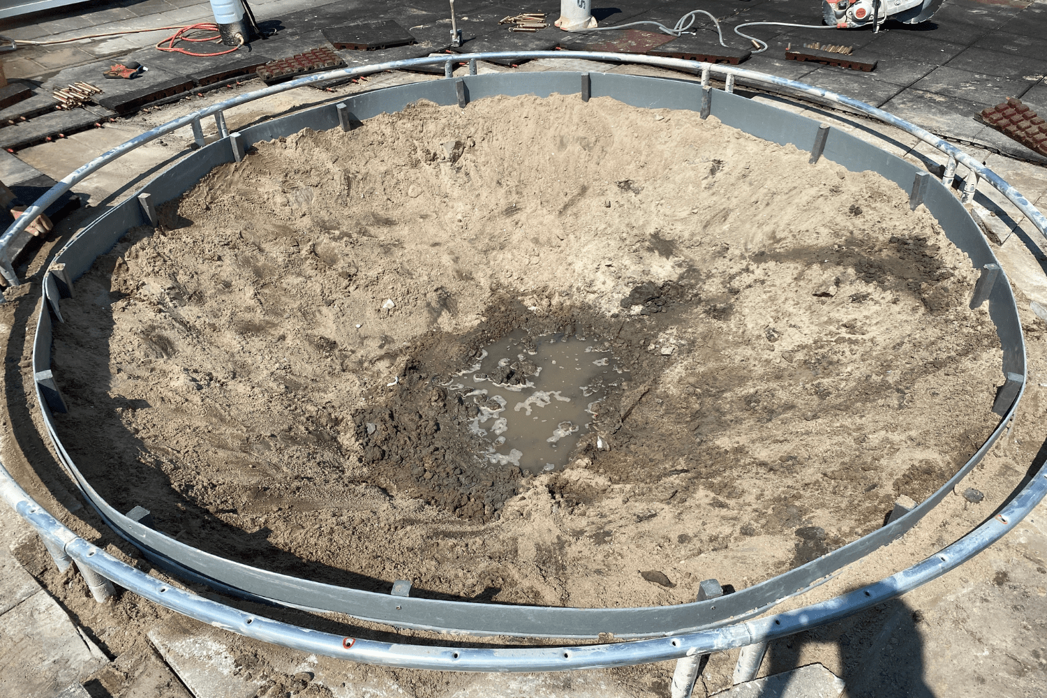 Uitgraven van gat voor nieuwe trampoline Kinderdagcentrum De Kleine Oase in Zwijndrecht-