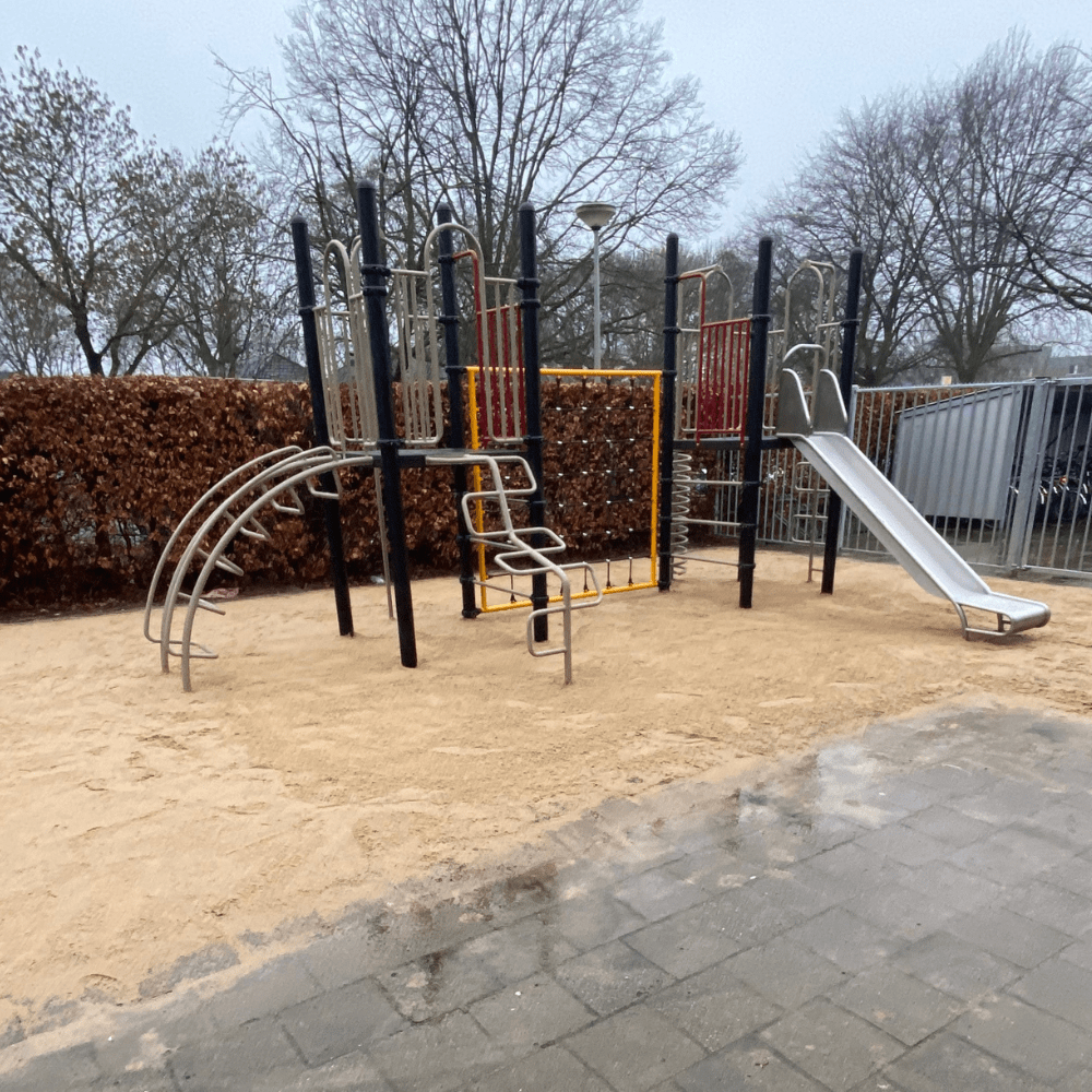 nieuw speeltoestel op schoolplein van VMBO in Maastricht